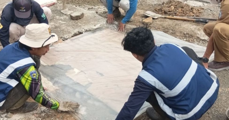 Jalan Bhayangkara, Bontang yang mendapatkan penanganan sementara. (FOTO ADIEL KUNDHARA/KP)