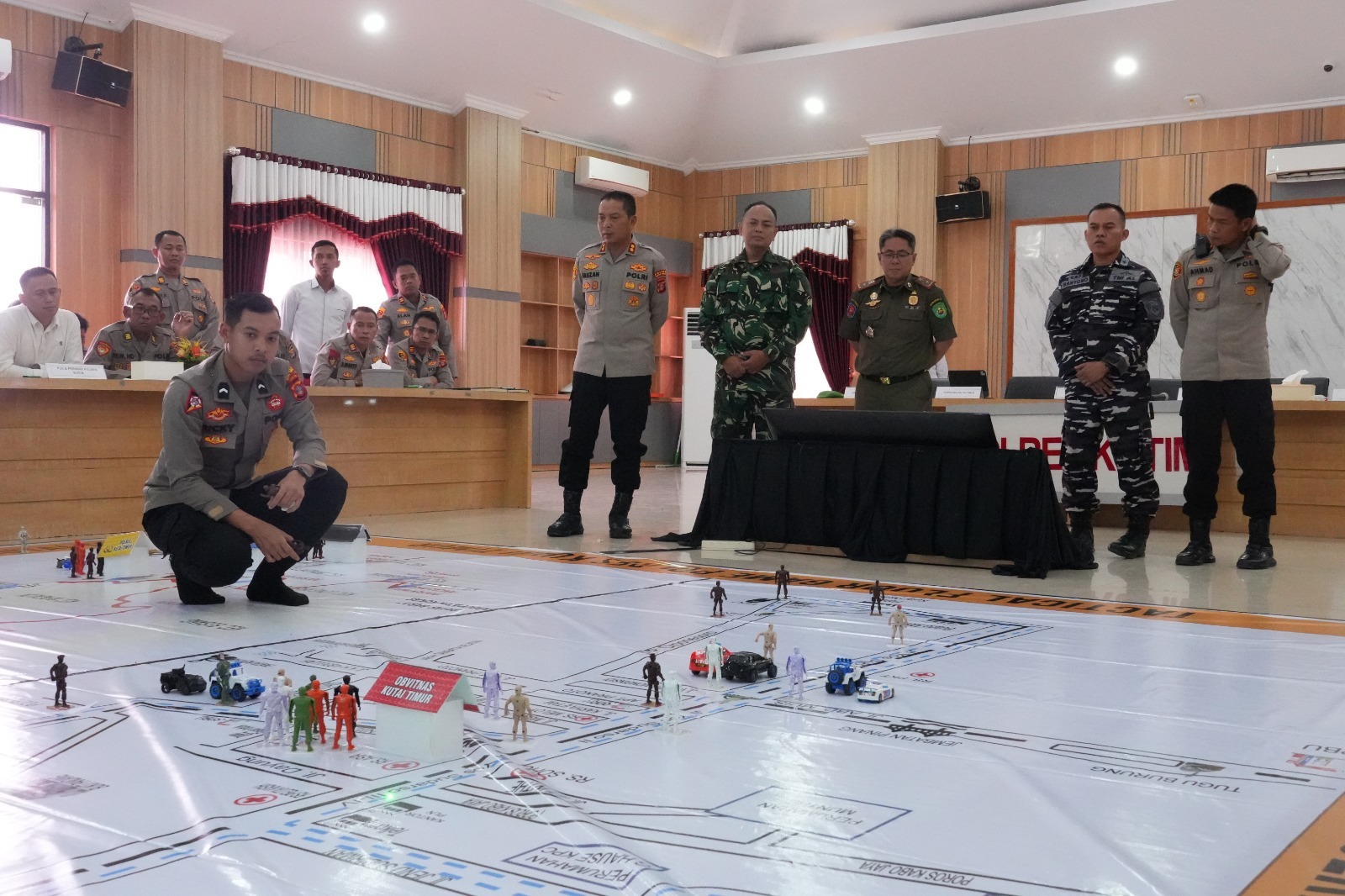 Tactical floor game yang digelar Polres Kutim dalam rangka kesiapan Operasi Ketupat Mahakam 2026.  &nbsp;