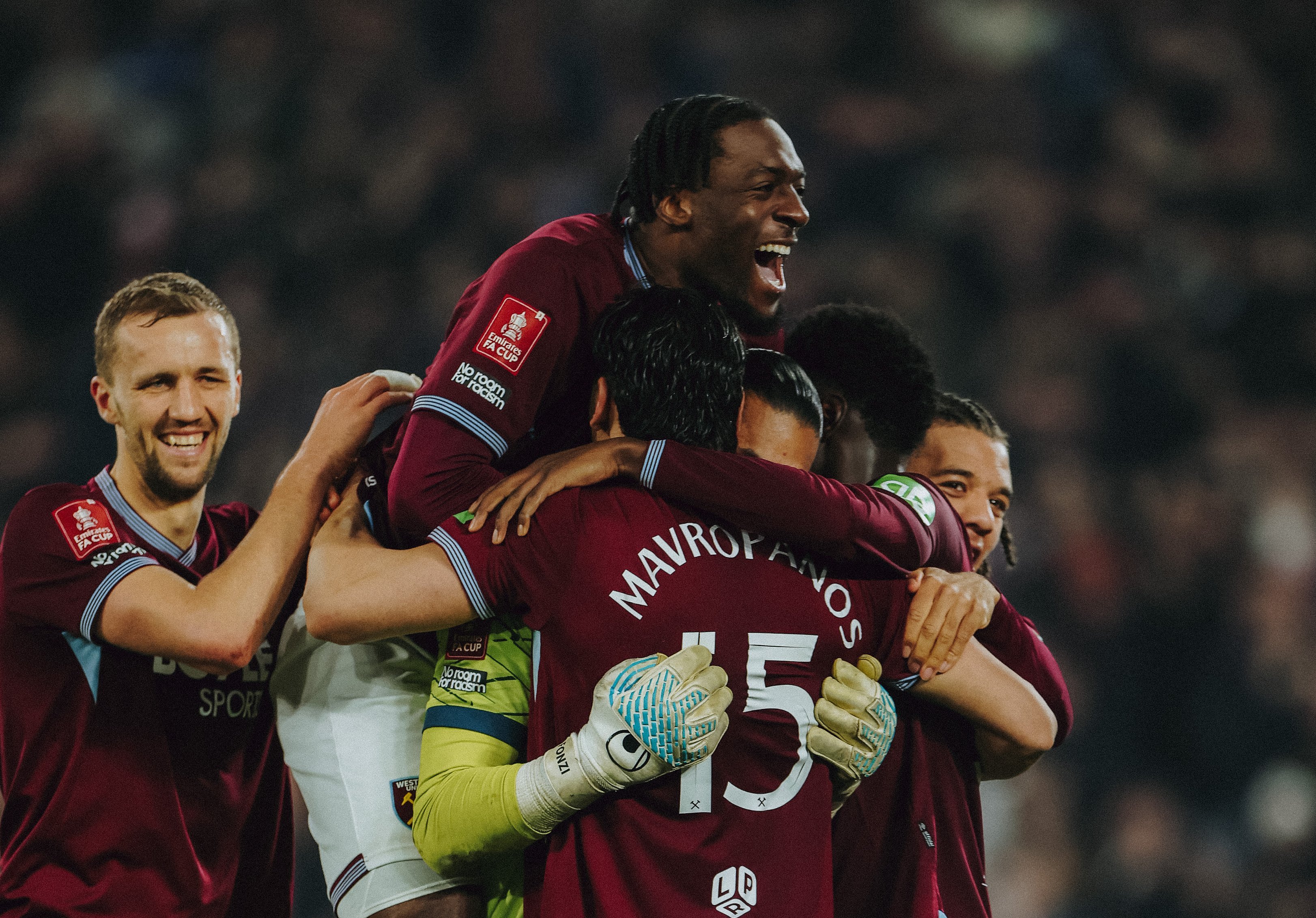 Pemain West Ham berselebrasi usai memastikan lolos ke perempat final Piala FA.