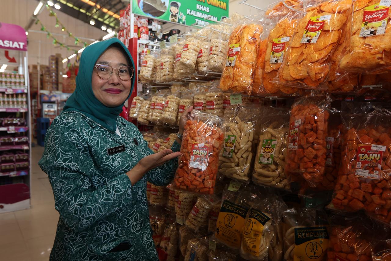 Ketua Bidang IV TP PKK Balikpapan, Andi Sri Juliarty (tengah) meninjau ketersediaan rak khusus UMKM lokal dalam sidak parsel di salah satu supermarket Balikpapan, Rabu (11/3).  