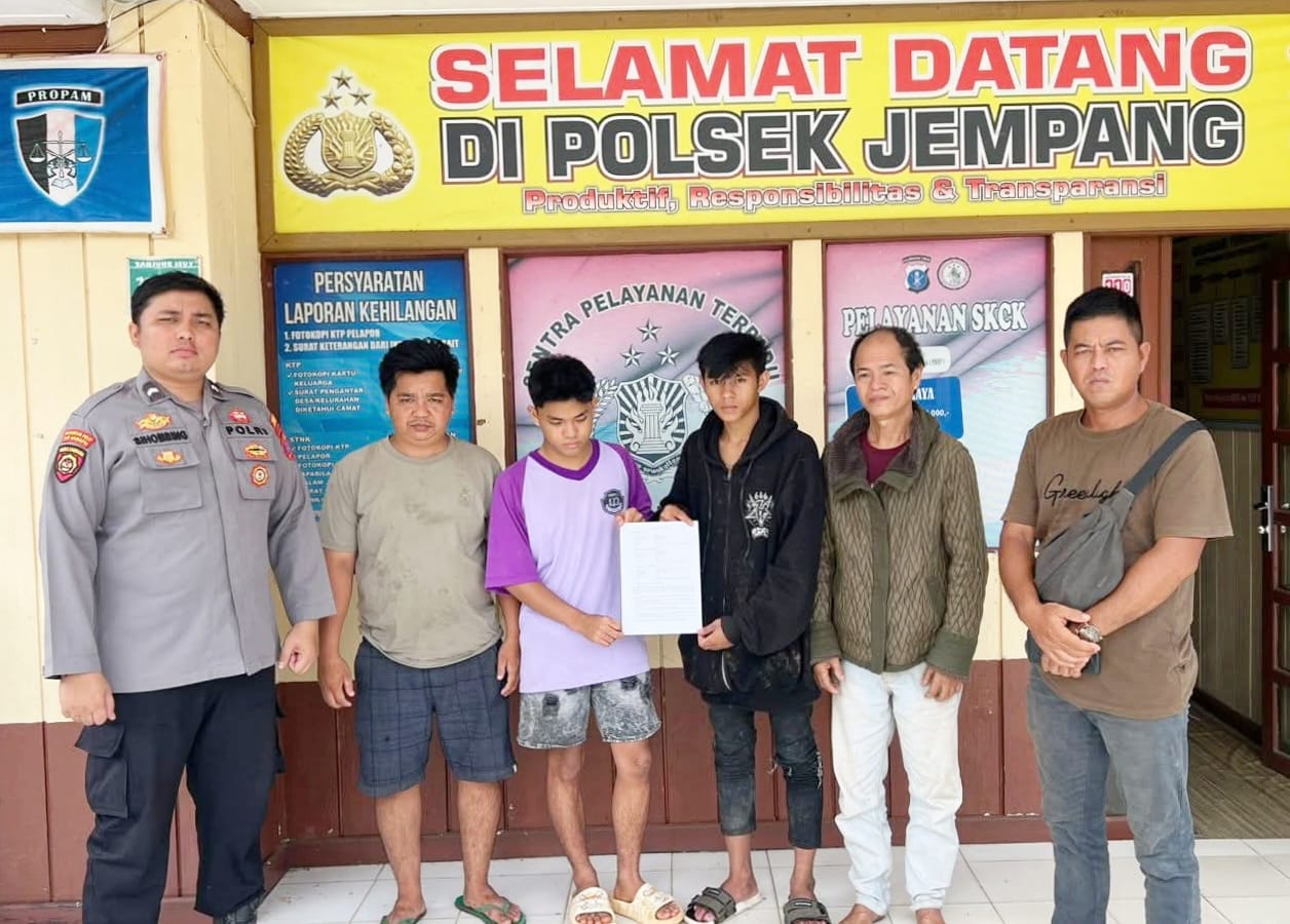 BERDAMAI: Pihak-pihak yang bertikai foto bersama setelah proses mediasi  
