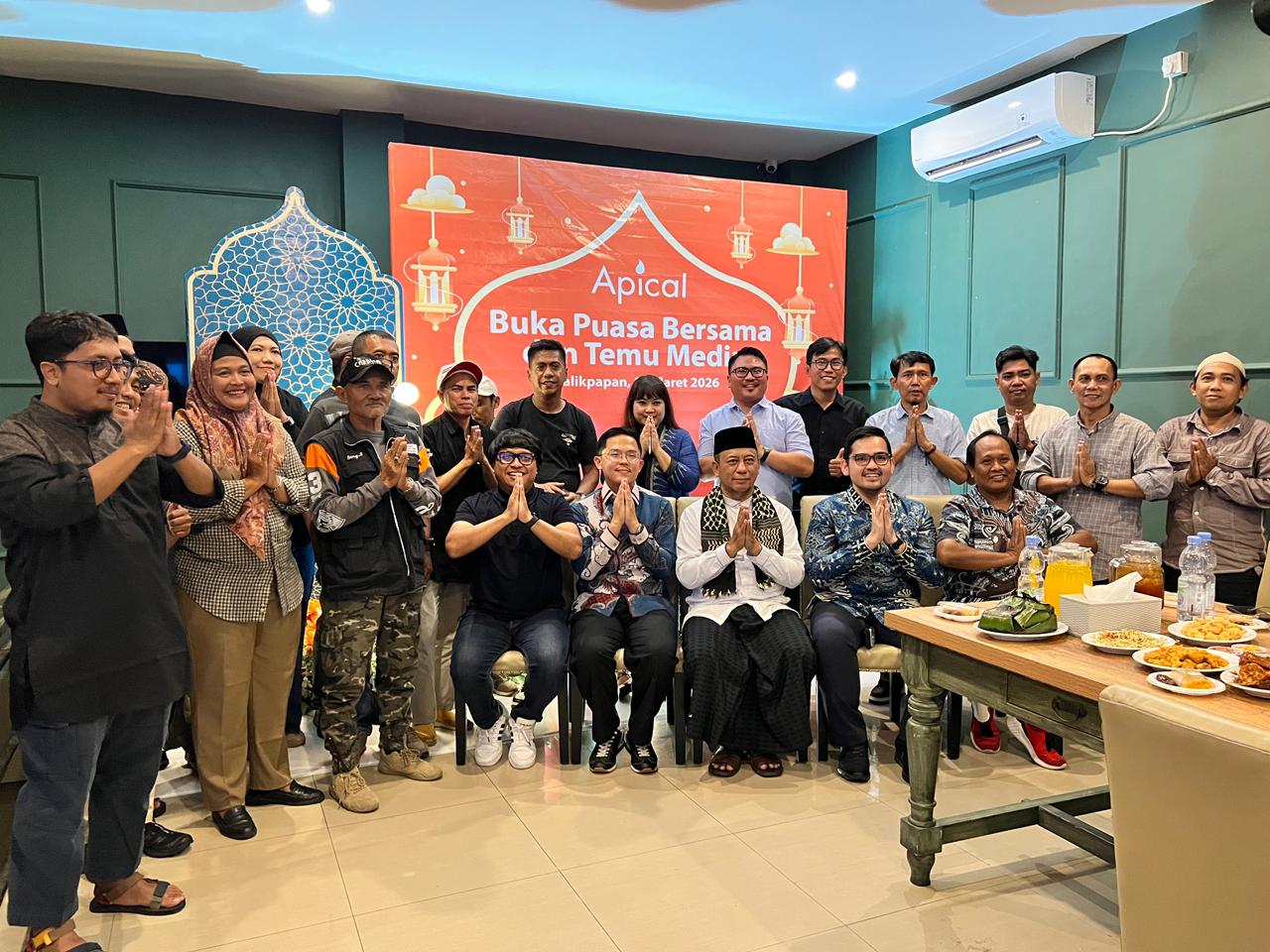 Manajemen Apical/PT KRN bersama awak media saat buka puasa bersama di Balikpapan, Rabu (11/3).