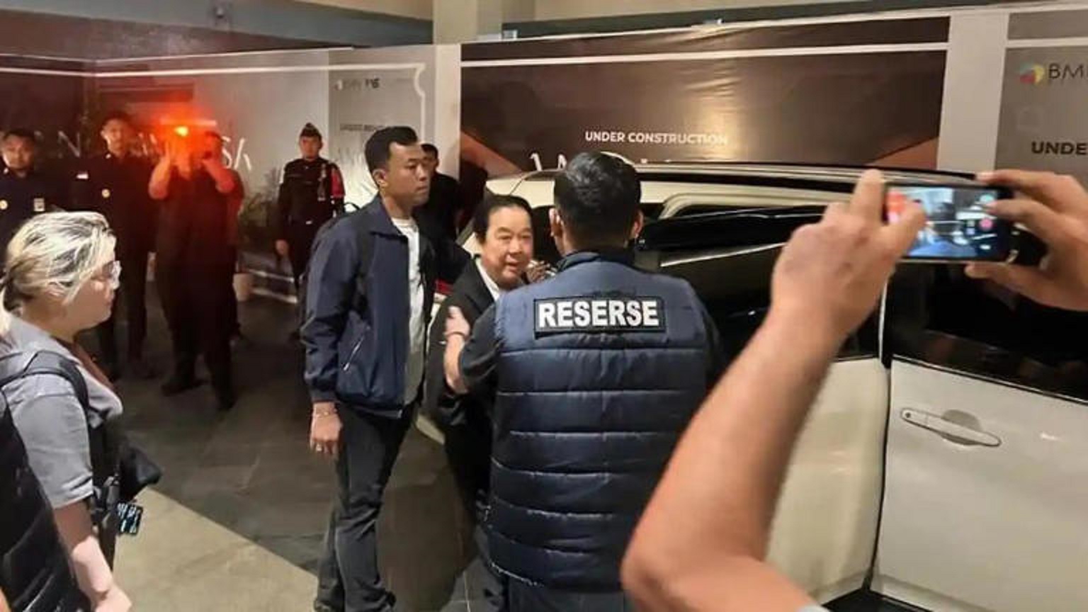 BURONAN: Jimmy Lie saat digiring masuk mobil. 