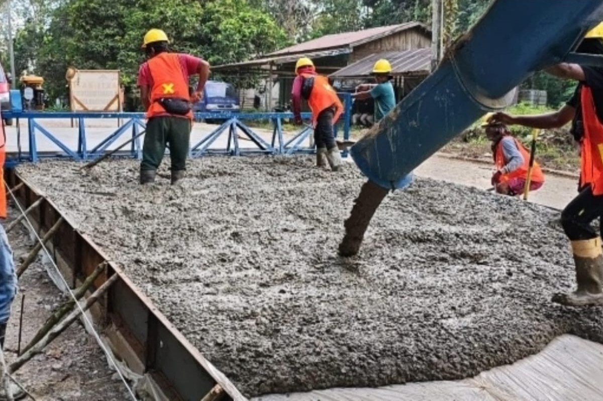 DALAM PROSES: Pengecoran jalan ruas Muara Muntai-Sp Belusuh, masih berproses hingga saat ini secara bertahap. 