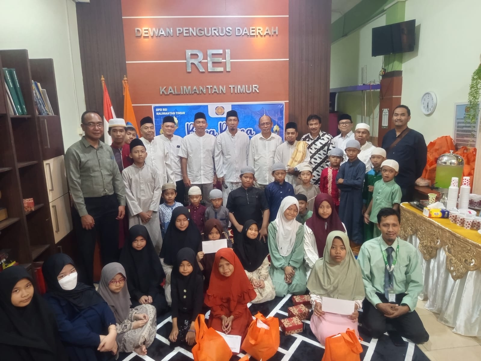 DPD Persatuan Perusahaan Realestat Indonesia (REI) Kalimantan Timur gelar buka puasa bersama dan santuni puluhan anak yatim, Rabu (11/3/2026). 