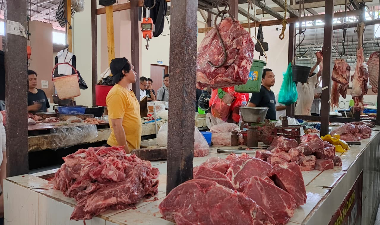HARGA NAIK: Menjelang Idulfitri 1447 H, harga daging di pasar tradisional mulai mengalami kenaikan.