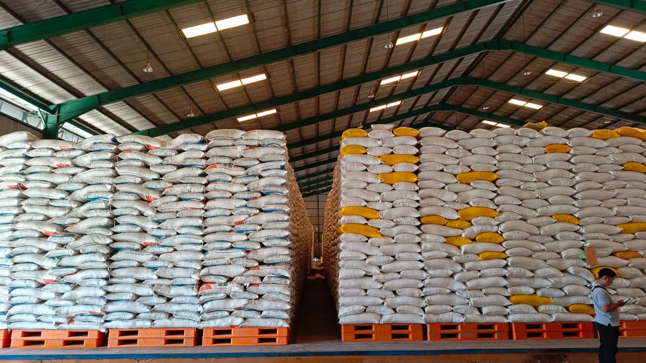 STOK AMAN: Bulog memastikan stok beras sekitar 7.600 ton dan dinilai cukup untuk kebutuhan masyarakat menjelang Idulfitri 1447 H.