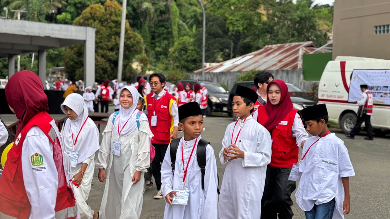 Relawan PMI Samarinda mendampingi anak-anak yatim dan dhuafa saat memilih perlengkapan baju Lebaran di Samarinda Square dalam rangkaian program Tebar Senyum Relawan (TSR) ke-10, Senin (9/3/2026). 