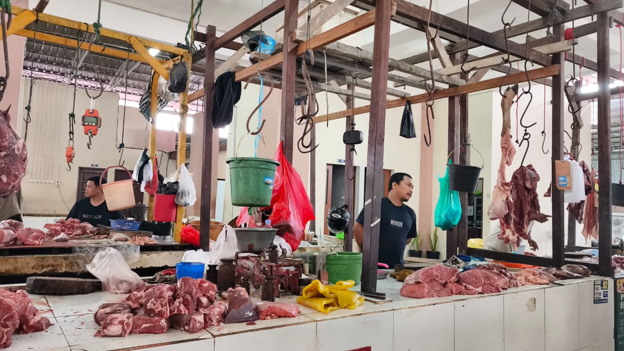 MERANGKAK: Menjelang Idulfitri 1447 H, harga daging sapi naik dari Rp 160 ribu menjadi sekitar Rp 170&ndash;175 ribu per kilogram.