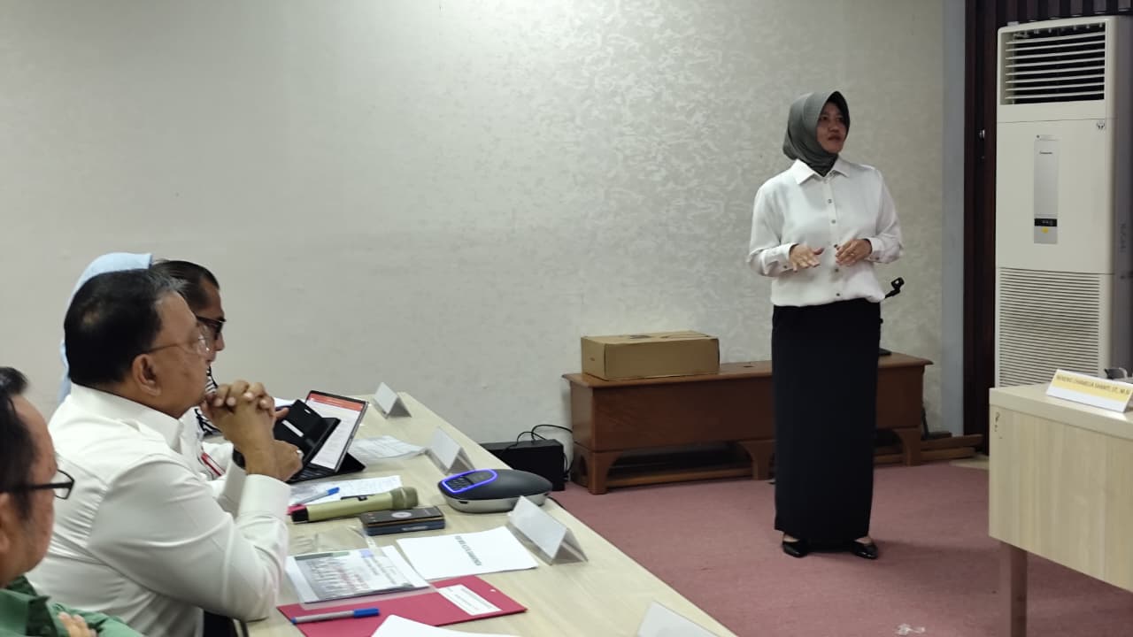 UJIAN: Salah satu peserta ukom calon JPTP Samarinda mempresentasikan materi di hadapan tim penguji atau Komite Talenta di BKPSDM Samarinda, Rabu (11/3). (DENNY SAPUTRA/KP)