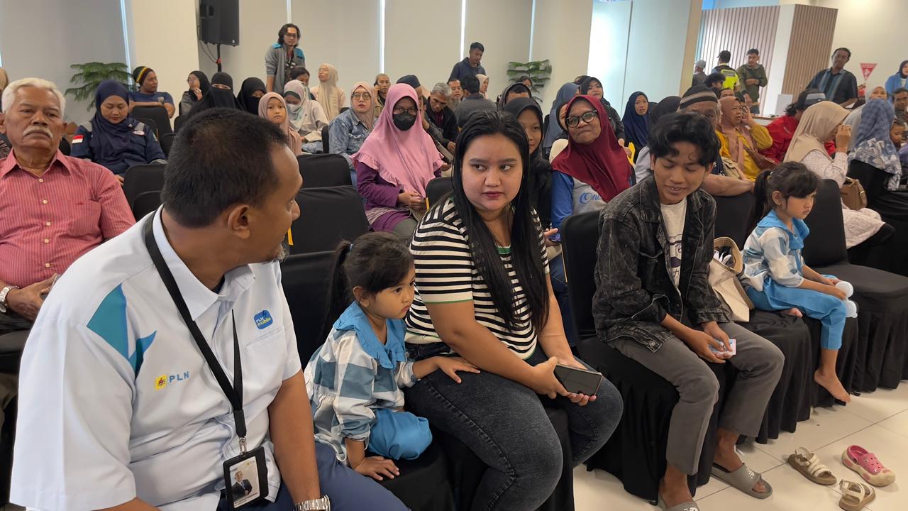 PELAYANAN: Senior Manager Keuangan, Komunikasi dan Umum PLN UID Kaltimra, Muchamad Meiryandi menyapa warga yang sedang mendaftar ulang.