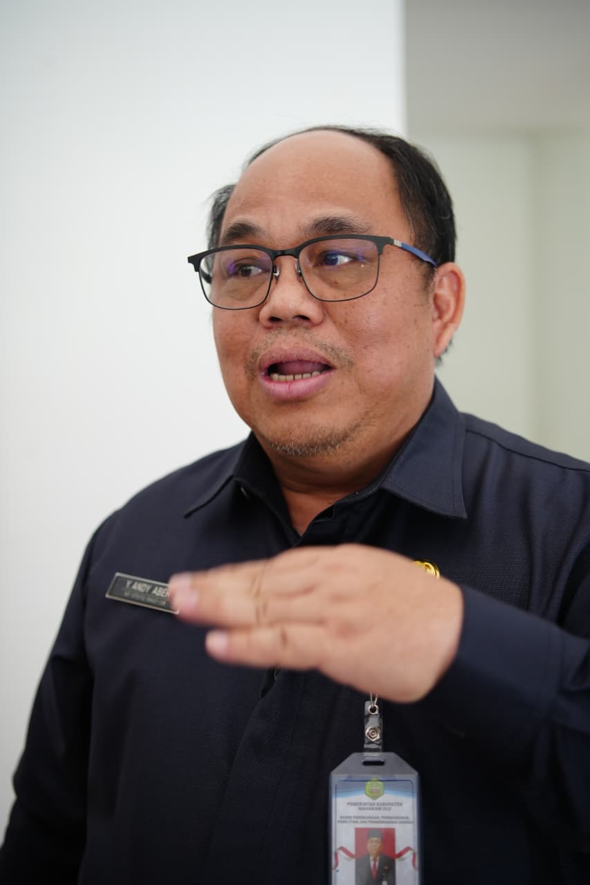 KLARIFIKASI: Yohanes Andy Abeh saat diwawancara usai ikuti rapat paripurna, Rabu (11/3). 