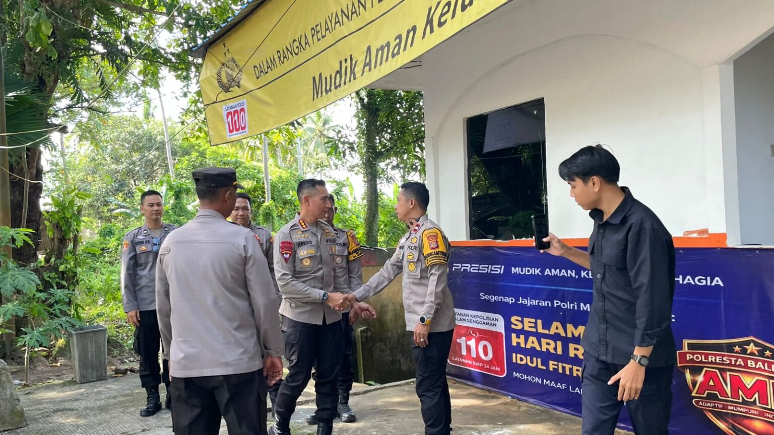 CEK POS: Kapolresta Balikpapan Kombes Pol Jerrold mengecek salah satu pos pengamanan di tempat wisata Pantai Segara Sari, Manggar.