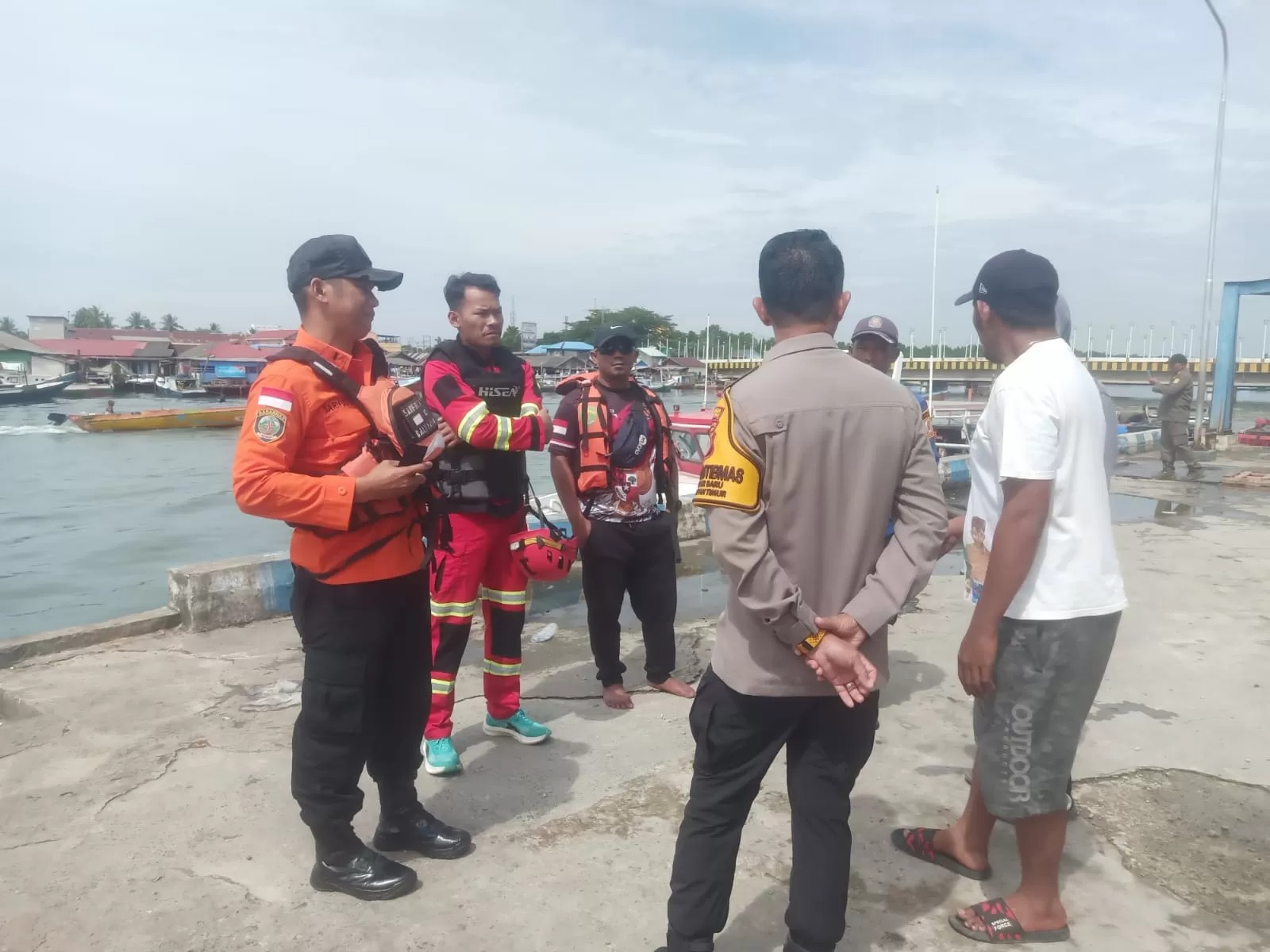 KORDINASI: Tim pencarian melakukan kordinasi sebelum menyebar melakukan pencarian.