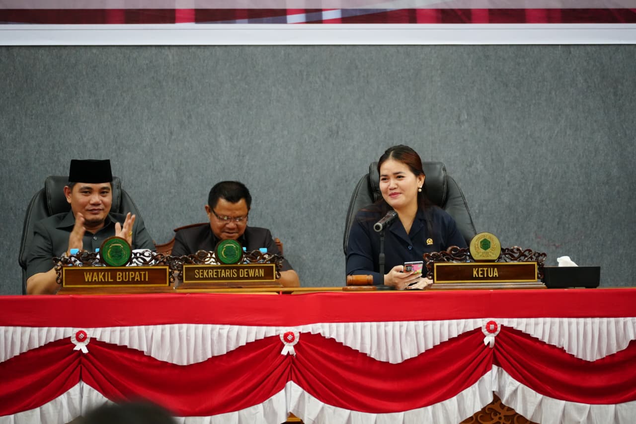 FASILITASI: Ketua DPRD Mahulu Devung Paran (kanan) dan Wakil Bupati Suhuk (kiri) pada Rapat Paripurna di Kantor DPRD Mahulu, Rabu (11/3). 