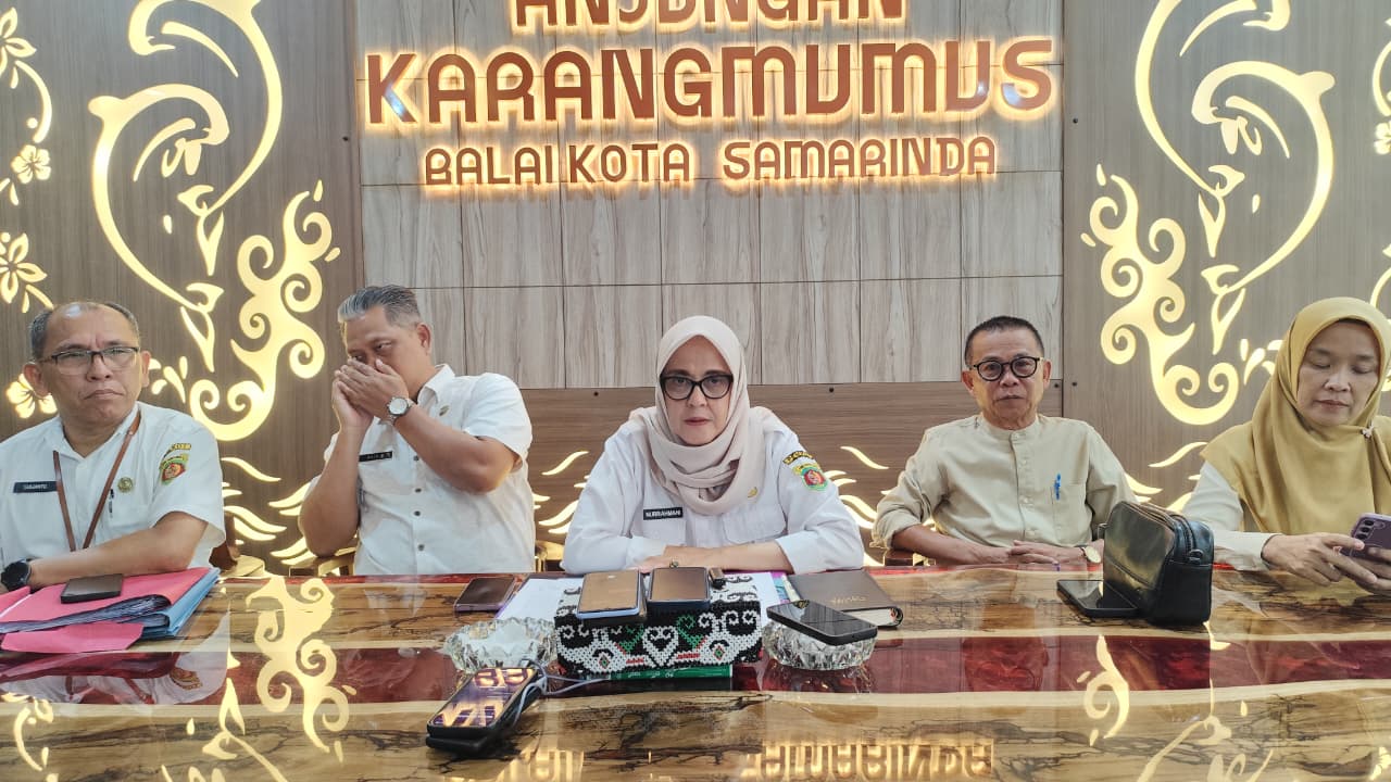 INFORMASI: Nurrahmani (tengah) mengumumkan rencana pembagian kunci lanjutan bagi pedagang Pasar Pagi, di anjungan Karang Mumus, Balaikota Samarinda, Rabu (11/3). 