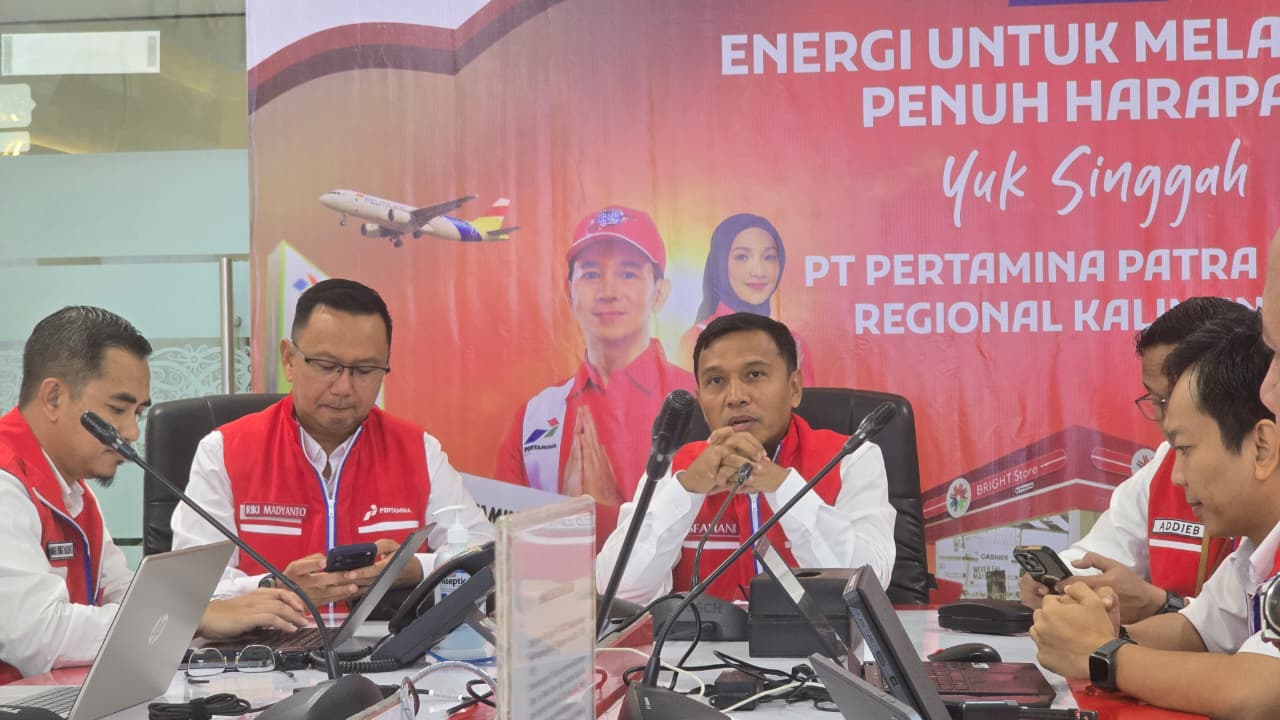 KOORDINASI: Executive General Manager Pertamina Patra Niaga Regional Kalimantan Isfahani (tengah) memastikan kesiapan pasokan energi jelang lebaran.