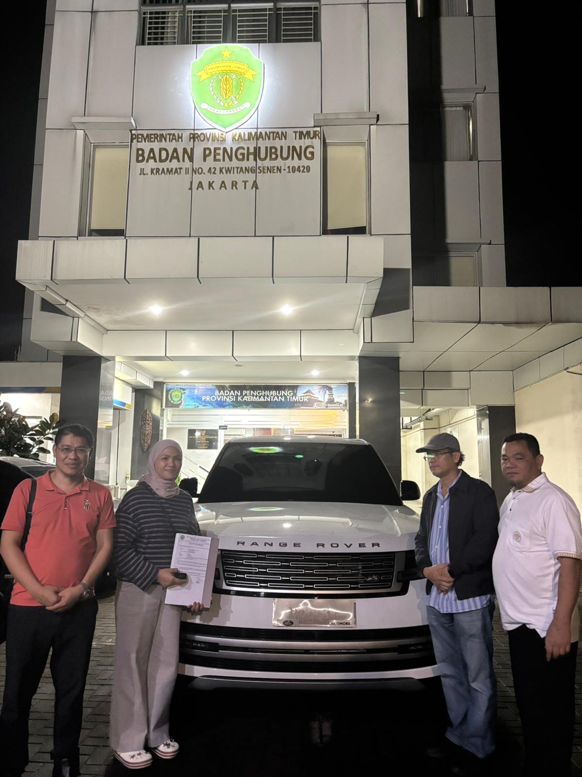 Plt Kepala Biro Umum Setdaprov Kaltim, Astri Intan Nirwany, menyerahkan dokumen unit mobil Range Rover kepada Direktur CV Afisera, Subhan (kanan), di Kantor Badan Penghubung Kaltim, Jakarta. (IST)