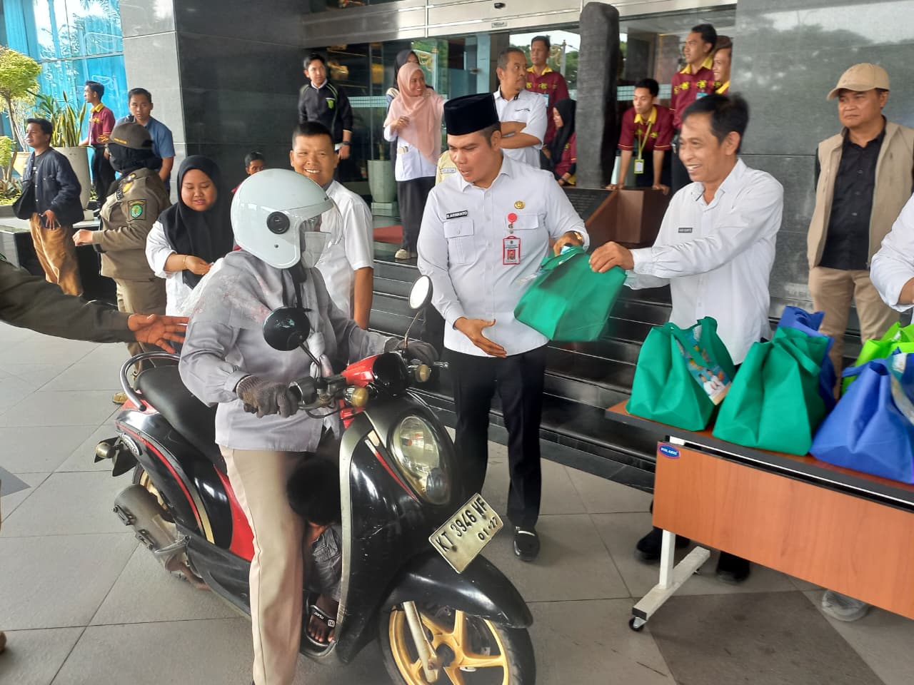 Pembagian 2.100 paket takjil Ramadan di pelataran Kantor Gubernur Kaltim, Samarinda, Rabu (11/3/2026). (EKO/KALTIM POST)