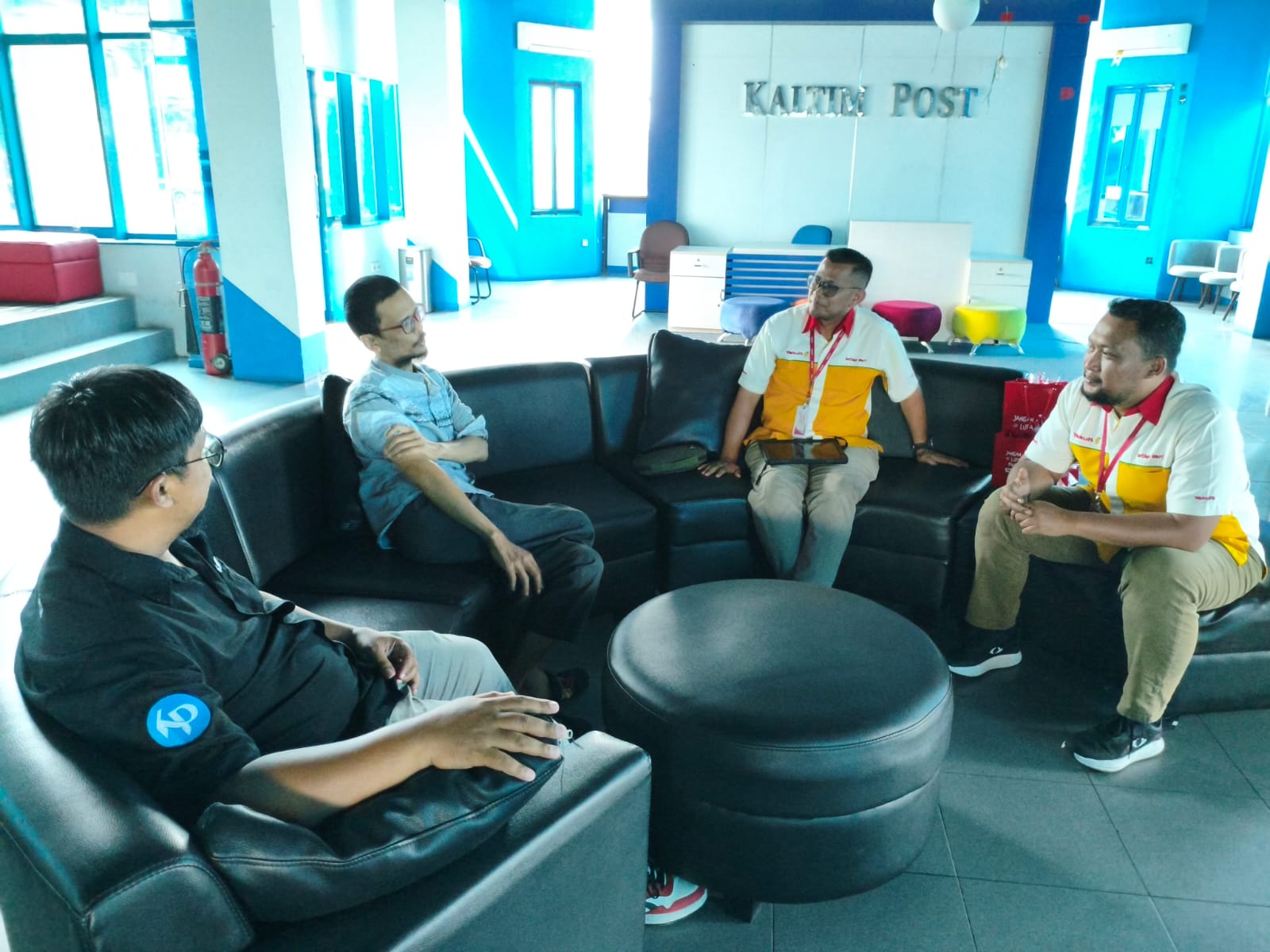 BERBAGI: SPV Direct Sales Yakult Balikpapan Rois Saputra berdiskusi dengan manajemen Kaltim Post terkait penetrasi pasar.