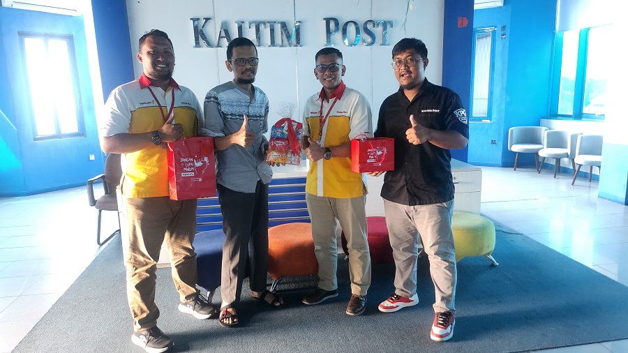 KOMUNIKASI: Direct Sales Yakult Balikpapan Rois Saputra (dua kiri) memberikan hampers kepada manajemen Kaltim Post saat berkunjung ke Gedung Biru, Rabu (11/3).