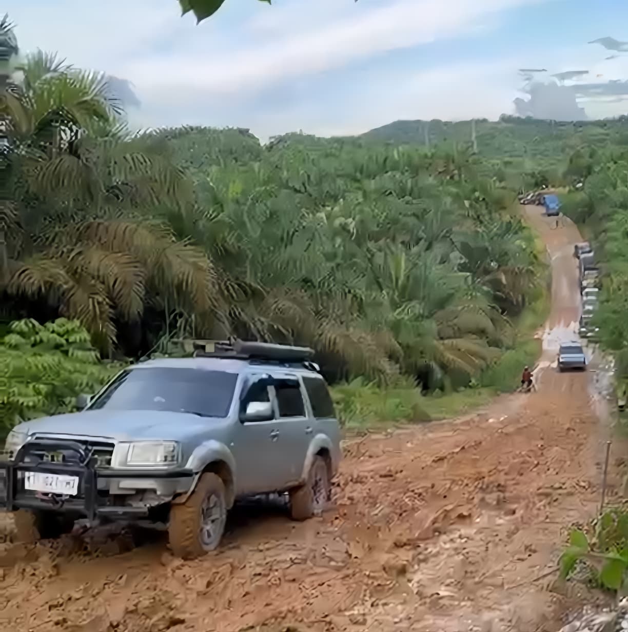 Tangkapan layer video kondisi jalan tanah penghubung Rantau Pulung&ndash;Batu Ampar, Kutai Timur yang masih berlumpur saat hujan.  &nbsp;