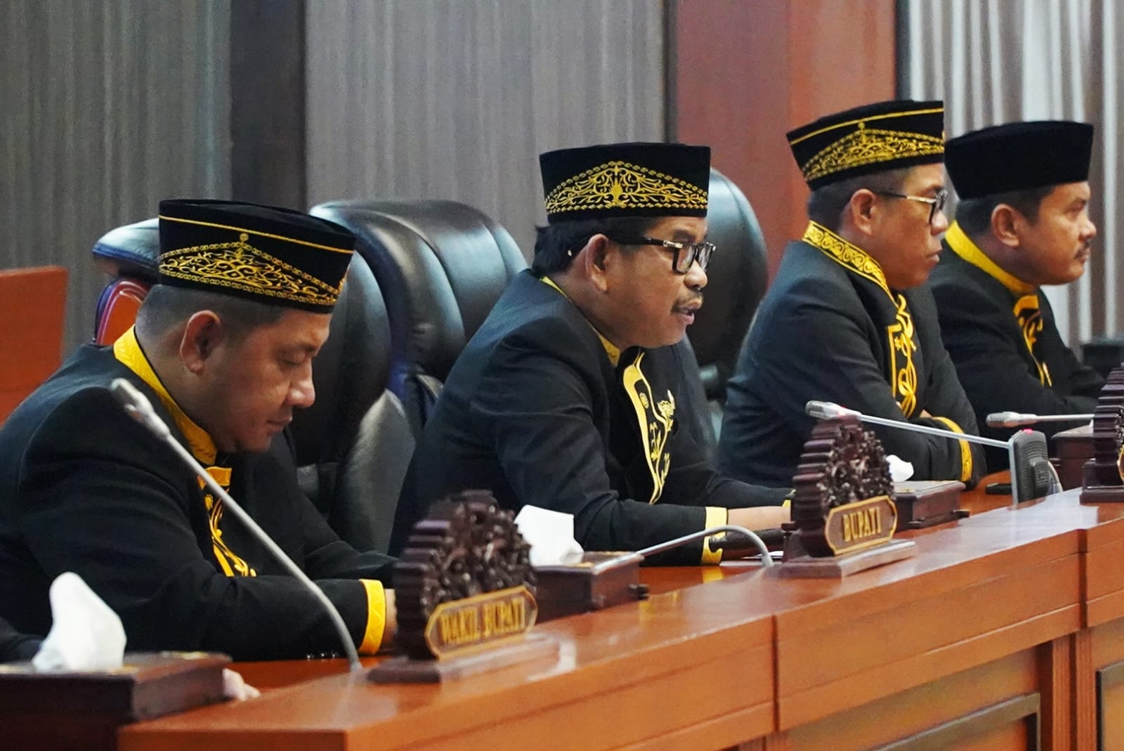Raup Muin (dua kiri) bersama Mudyat Noor (kiri) mengisahkan kembali sejarah panjang perjuangan pembentukan PPU sebagai daerah otonom di Kaltim dalam Rapat Paripurna DPRD.
