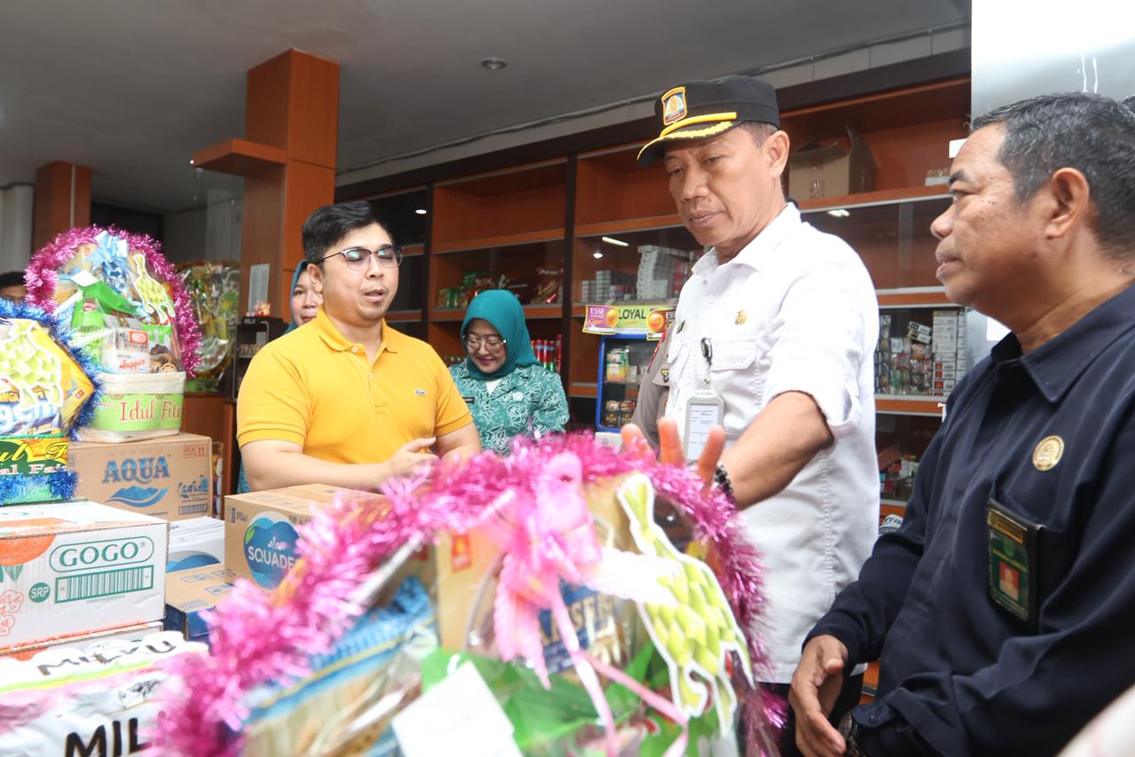Pj Sekkot Balikpapan, Agus Budi Prasetyo bersama tim gabungan memeriksa isi parcel di salah satu supermarket di Balikpapan Baru, Rabu (11/3/2026).  &nbsp;