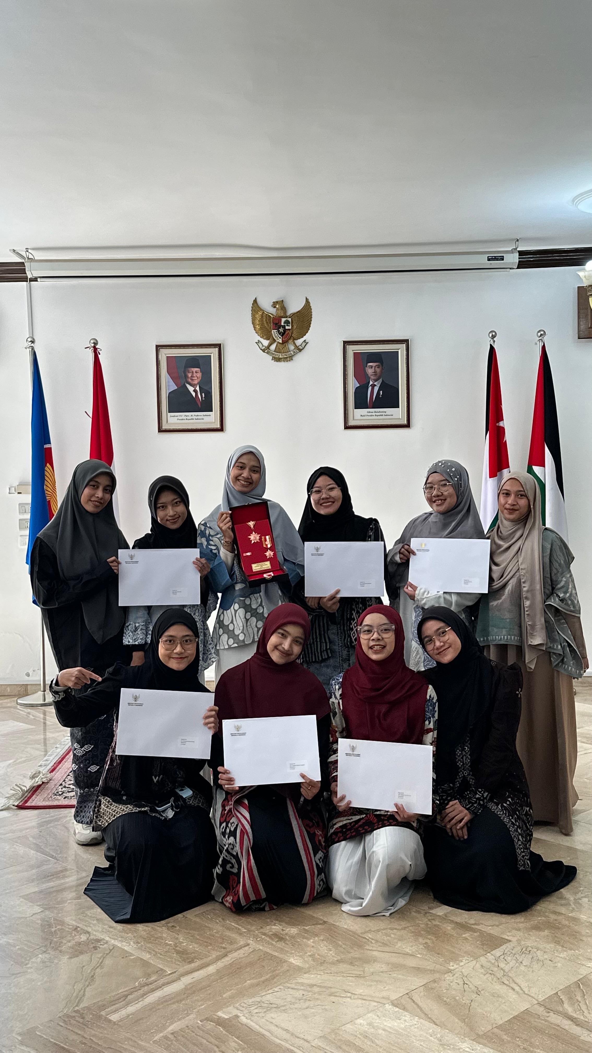 PENGHARGAAN: Tsabitah Nukhbi Fauqillah (dua kiri depan), mahasiswi asal Penajam, PPU, yang kuliah di Yordania, saat menerima piagam penghargaan dari Kemenham RI.