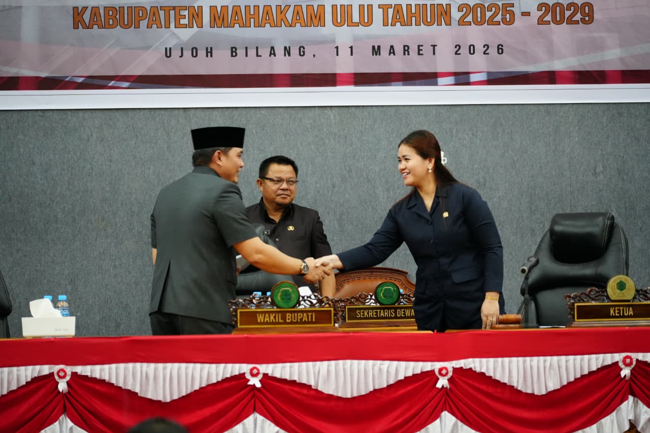 PANDANGAN: Wakil Bupati Mahulu Suhuk dan Ketua DPRD Mahulu Devung Paran jabat tangan usai penyampaian jawaban pemerintah dalam Rapat Paripurna, Rabu (11/3). 
