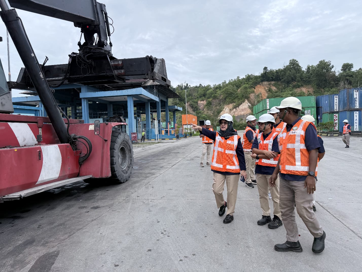 Enriany Muis (kiri) saat mengecek operasional Terminal Peti Kemas Kariangau, Balikpapan. (FOTO ULIL/KP)