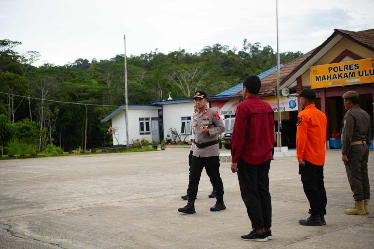 Kapolres Mahulu AKBP Eko Alamsyah memeriksa pasukan pada Apel Operasi Ketupat Mahakam 2026 di Mako Polres Mahulu, Kamis (12/3). 