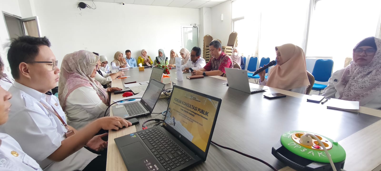 Plt Kepala DP3AKB Balikpapan, Nursyamsiarni Djufril Larose menjelaskan pentingnya menyerap aspirasi masyarakat terkait pelayanan Puspaga.