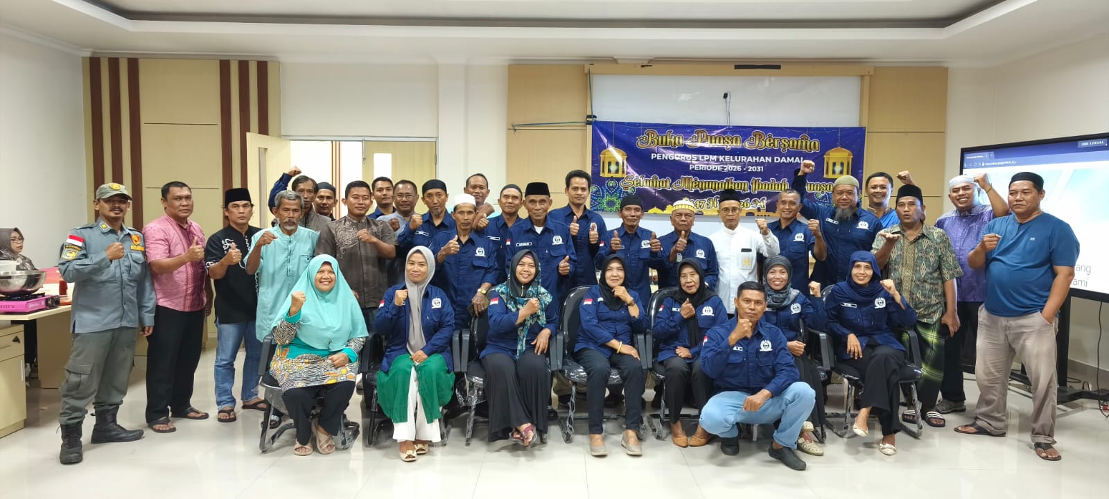 Lurah Damai Kanti Suharjo (baju putih tengah) mengapresiasi inisiatif LPM sebagai wadah sinergi antar multi pihak di Kelurahan Damai.  