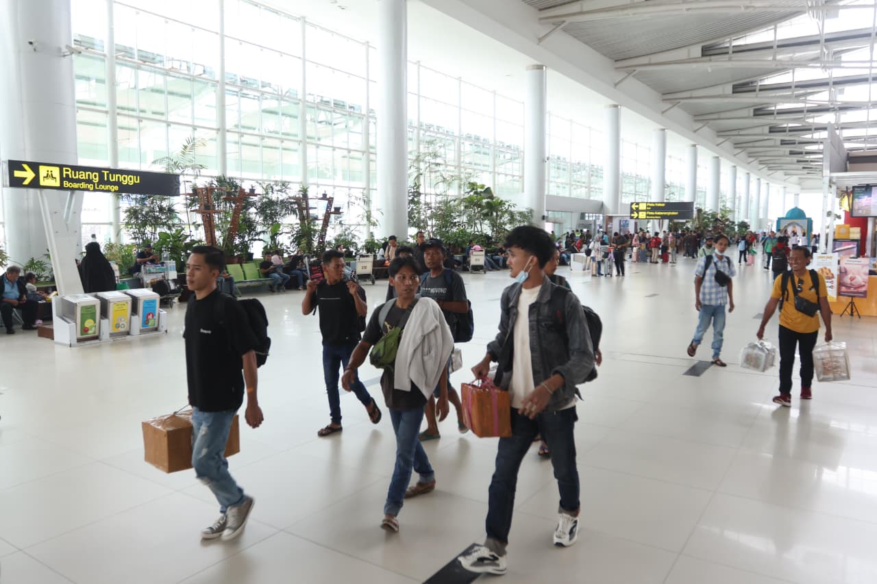 Suasana aktivitas penumpang di terminal keberangkatan Bandara SAMS Sepinggan Balikpapan menjelang arus mudik Lebaran 2026.  