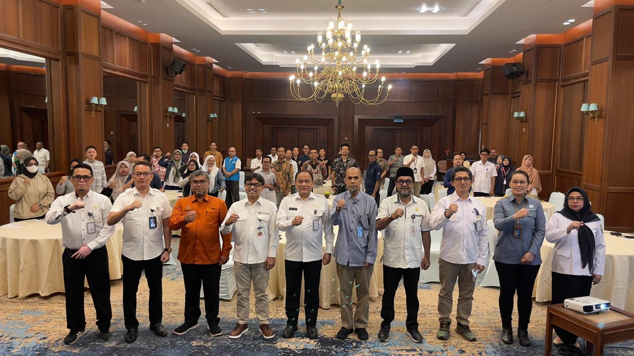 KOMPAK: Rakor yang dipimpin Kadisdag Haemusri Umar diikuti pelaku usaha, distributor hingga instansi terkait guna memastikan pasokan pangan masyarakat terjaga dengan baik.  