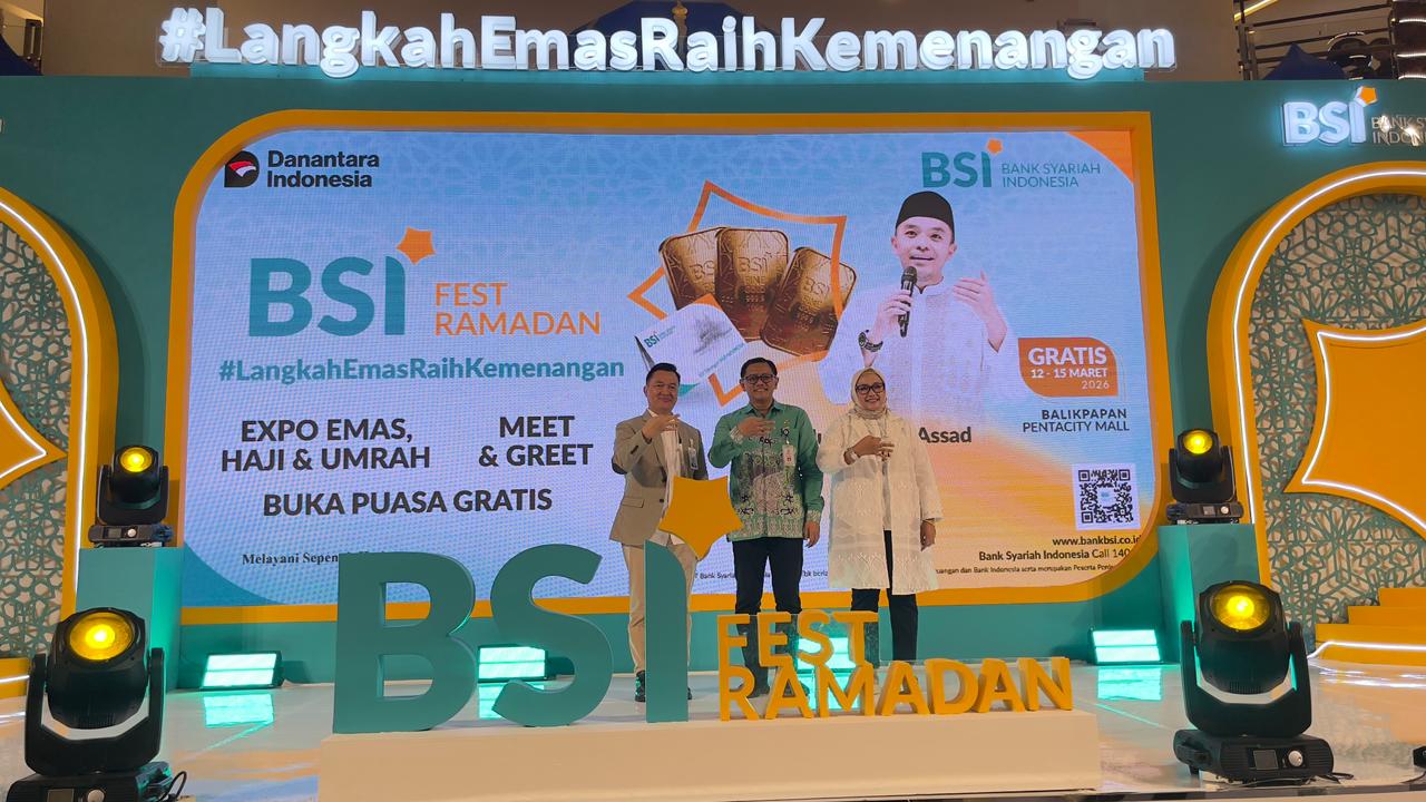 BANYAK PROMO: Pembukaan BSI Fest Ramadan 2026 di Pentacity Mall Balikpapan oleh Sefudin Suria Hidayat (kiri) didampingi Area Manager BSI Balikpapan Andi Asni (kanan) dan Kepala DKUMKMP Heruressandy SK