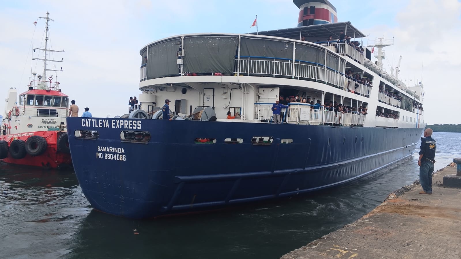 BERLAYAR: KM Cattleya Express mengakomodasi penumpang yang mudik menuju Parepare dari Pelabuhan Loktuan pada hari ini. FOTO: ADIEL KUNDHARA/KP