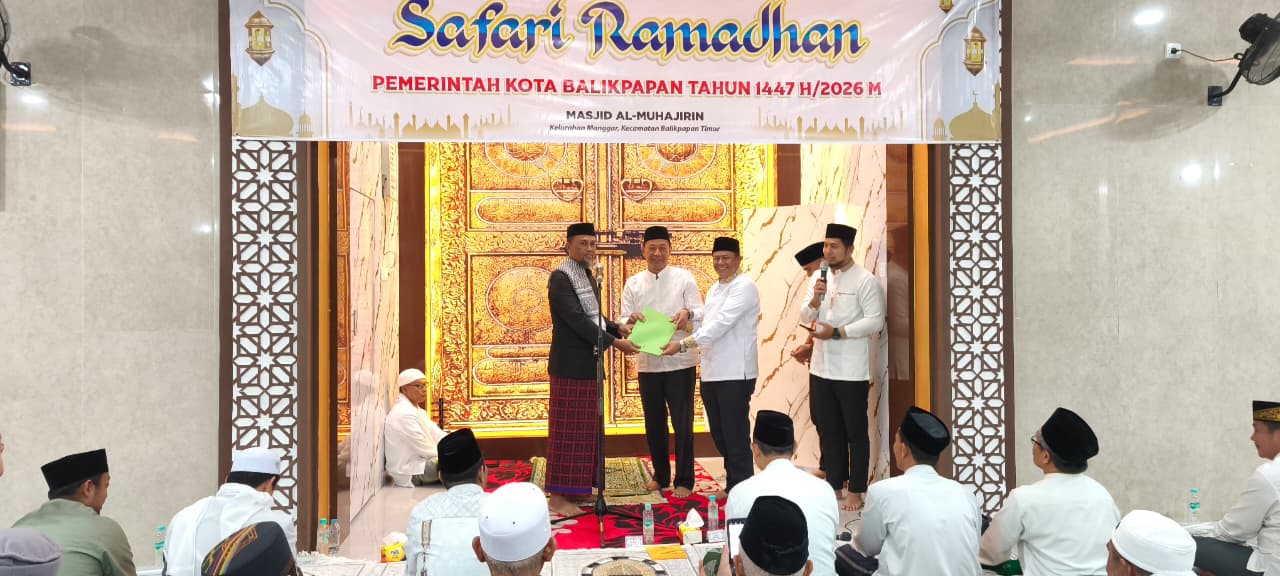  PROPOSAL: : Ketua Pembangunan Masjid Al Muhajirin Kelurahan Manggar Ardianto (kiri) menyempatkan menyerahkan proposal pembangunan masjid kepada Pemkot Balikpapan 