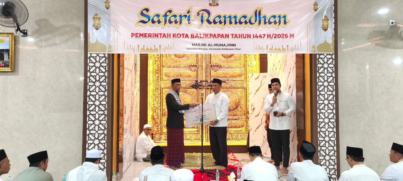 BANTUAN: Pj Sekkot Agus Budi Prasetyo menyerahkan secara simbolis bantuan sarana ibadah yaitu AC dan kipas angin.  