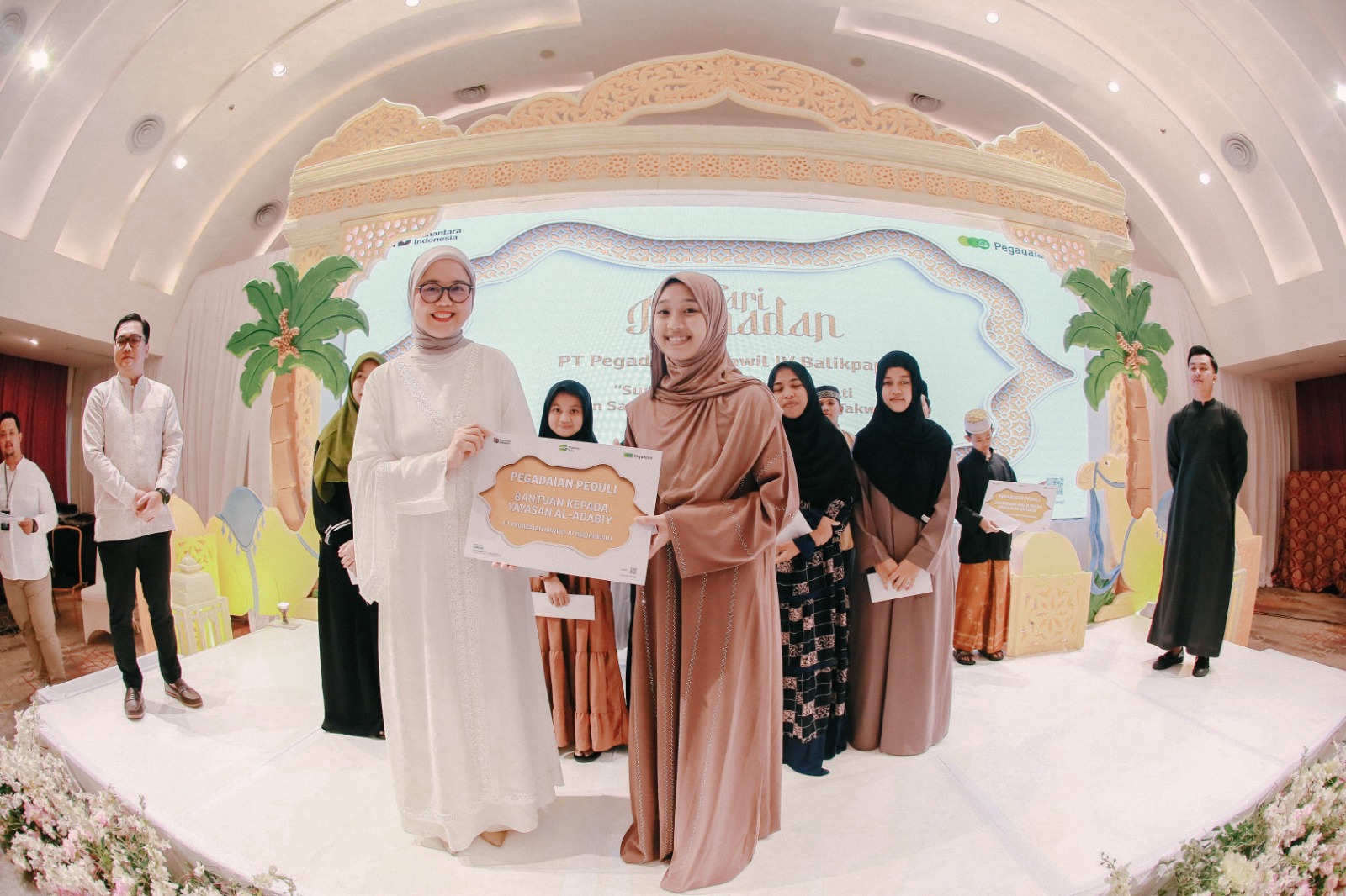 PEDULI SESAMA: Penyerahan santunan dari Pegadaian Kanwil IV Balikpapan kepada pengurus Panti Asuhan Yayasan Al-Adabiy saat Safari Ramadan 2026 di Ballroom Hotel Mercure Pontianak, Senin (9/3).