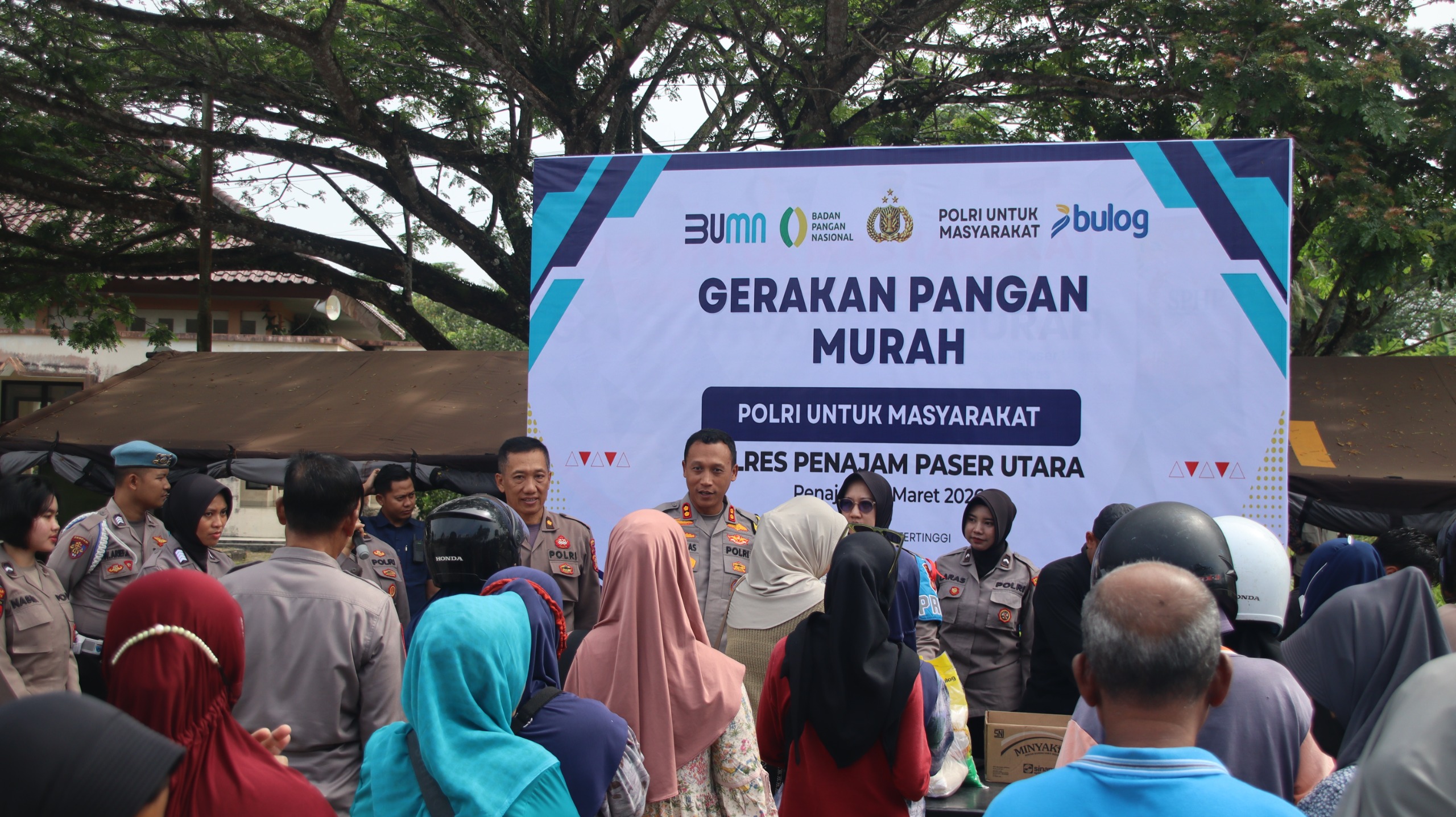 PANGAN: Menggandeng Bulog Kaltimtara, Polres PPU gelar Gerakan Pangan Murah di Pasar Induk Penajam.