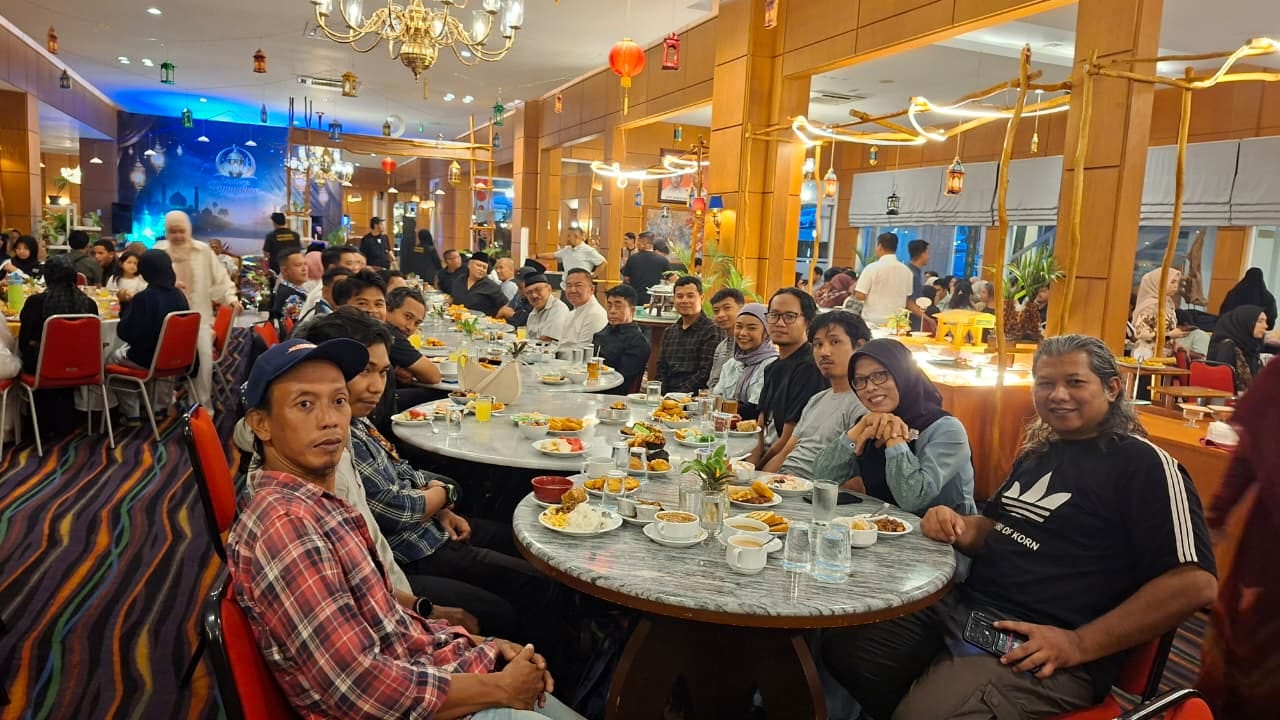 JAGA KEKOMPAKAN: Pengurus FAJI Kaltim menggelar buka puasa bersama di Samarinda.&nbsp;  