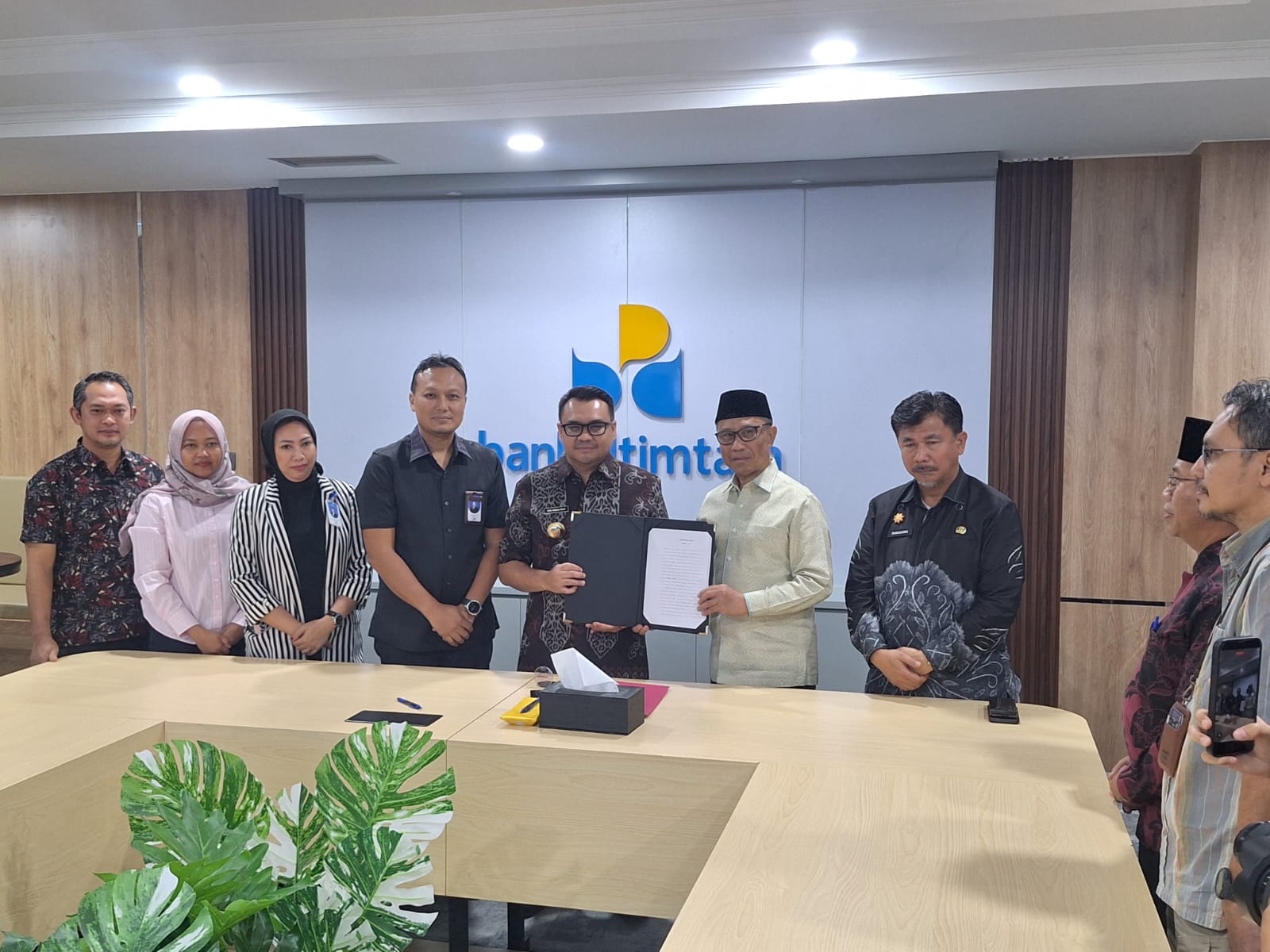 Bupati Kukar Aulia Rahman Basri saat menandatangani akad kredit bersama Dirut Bankaltimtara di Tenggarong, Jumat (13/3/2026). Langkah ini diambil untuk mempercepat perputaran ekonomi daerah. 