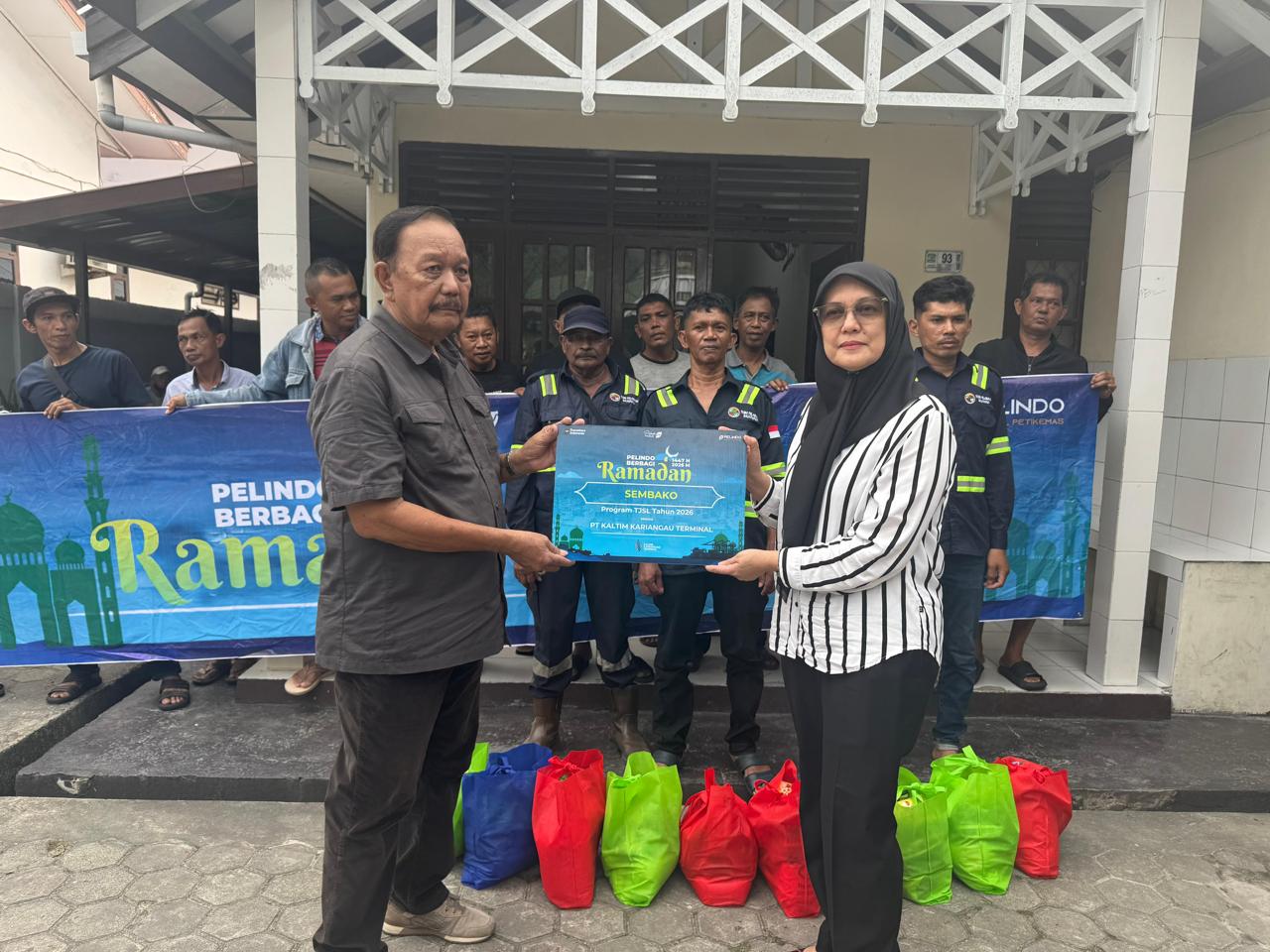 KEBERSAMAAN: Manajemen Kaltim Kariangau Terminal melalui pelaksanaan program TJSL bertajuk Pelindo Berbagi Ramadan 2026 memberikan paket sembako bagi tenaga kerja bongkar muat.