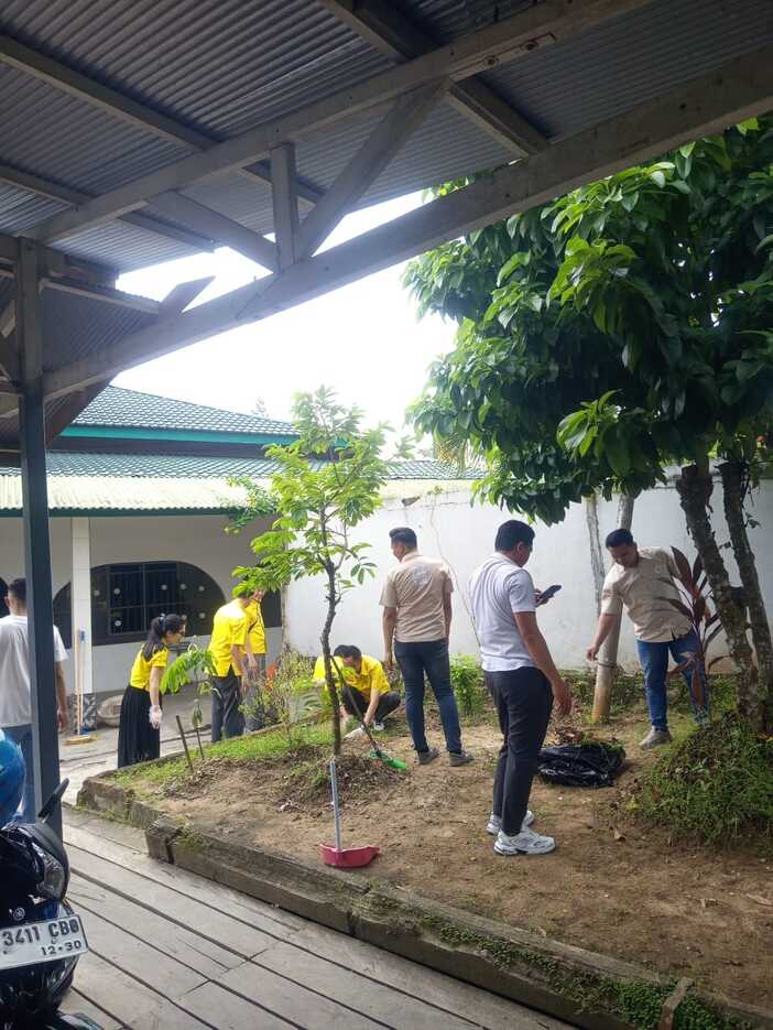Para peserta bersama-sama melakukan aksi bersih-bersih area masjid.