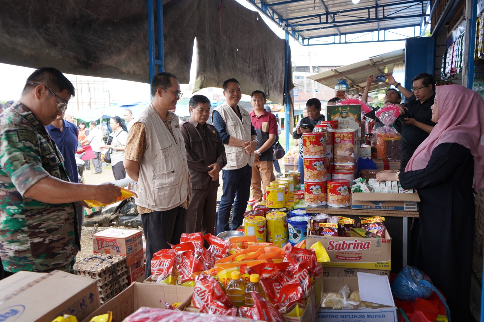 Pj Sekda Kubar Kamius Junaidi (tengah) saat berdialog dengan pedagang di Pasar Nala terkait fluktuasi harga cabai rawit jelang Idulfitri 1447 H, Jumat (13/3/2026).