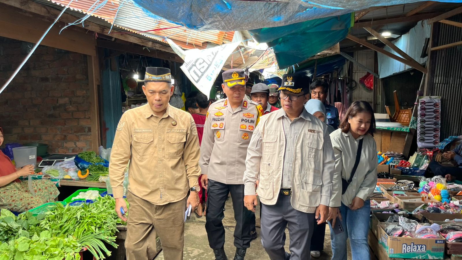 Wakil Bupati Kutim Mahyunadi memantau harga sembako saat sidak di Pasar Sangatta Selatan, Jumat (13/3/2026). (JUFRIADI/KP)