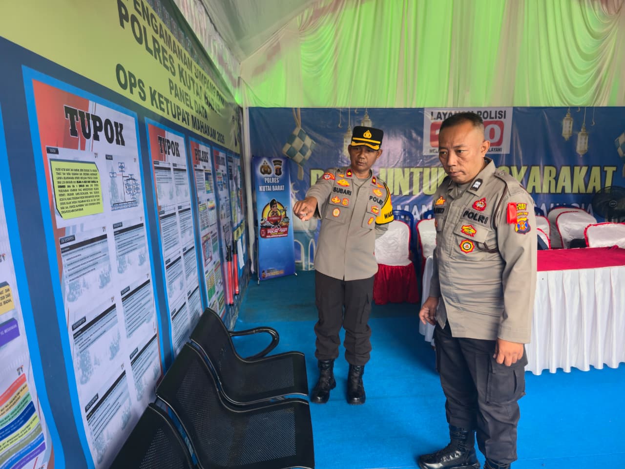 PANTAU LANGSUNG: Wakapolres Kubar Kompol Subari mengecek pos pelayanan di Simpang Raya. 