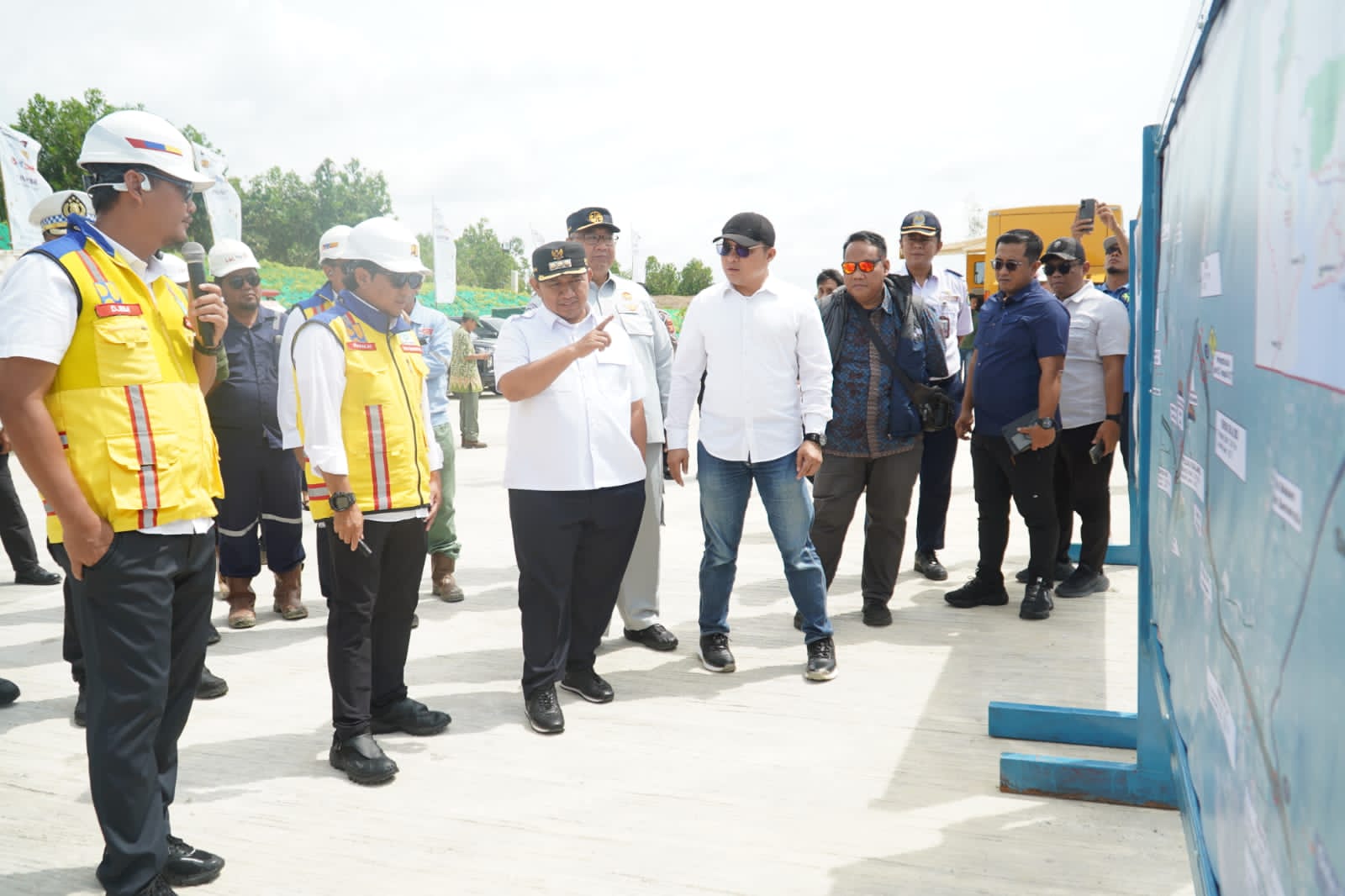 INFRASTRUKTUR: Bupati PPU Mudyat Noor meninjau kesiapan jalur tol fungsional yang menghubungkan Balikpapan&ndash;PPU&ndash;Kawasan Inti Pusat Pemerintahan (KIPP) Ibu Kota Nusantara (IKN) hingga menuju kalsel.